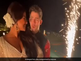 दिवाली पर यूं रोमांटिक हुए प्रियंका चोपड़ा और निक जोनास, बार-बार देखा जा रहा Video दिवाली पर यूं रोमांटिक हुए प्रियंका चोपड़ा और निक जोनास, बार-बार देखा जा रहा Video