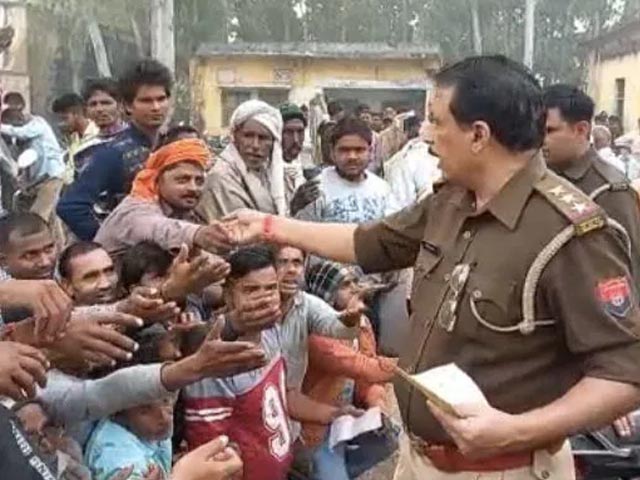 Shortage Fears As Farmers Form Long Queues Outside UP Fertilizer Centres