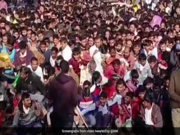 VIDEO : गुजरात में ग्राम रक्षा दल के 600 पदों के लिए उमड़ा हजारों का हुजूम, पुलिस ने किया लाठीचार्ज VIDEO : गुजरात में ग्राम रक्षा दल के 600 पदों के लिए उमड़ा हजारों का हुजूम, पुलिस ने किया लाठीचार्ज
