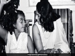 नानी और मम्मी के साथ बैठी इस बच्ची ने बड़े होकर शाहरुख संग दी यादगार फिल्में, नाम बताया तो कहलाएंगे चैंपियन नानी और मम्मी के साथ बैठी इस बच्ची ने बड़े होकर शाहरुख संग दी यादगार फिल्में, नाम बताया तो कहलाएंगे चैंपियन