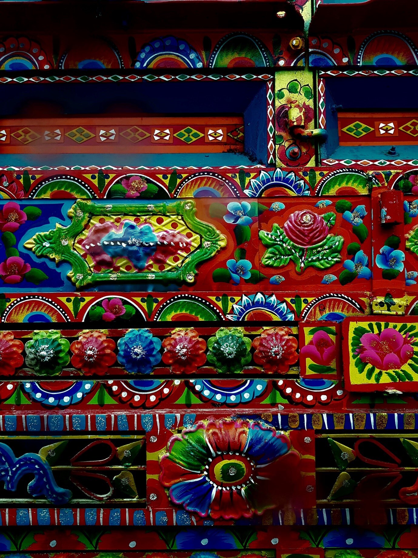 Horn Please: The Trippy Psychedelic World Of Truck Art Horn Please: The Trippy Psychedelic World Of Truck Art