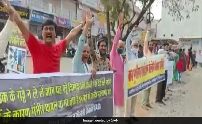 A "Laughter Protest" In Bhopal Aims For Road Makeover