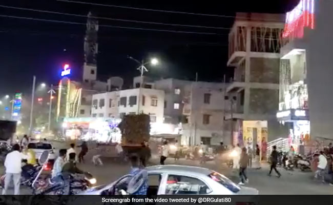 ट्रैक्टर ट्राली खंभे से टकराई, तो अचानक जल गई खराब पड़ी स्ट्रीट लाइट, लोग बोले- India है कुछ भी हो सकता है - देखें Video