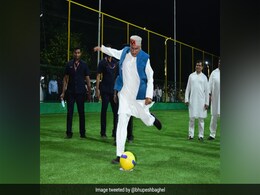 60 साल की उम्र में युवाओं के साथ फुटबॉल खेलते नज़र आए छत्तीसगढ़ के सीएम भूपेश बघेल 60 साल की उम्र में युवाओं के साथ फुटबॉल खेलते नज़र आए छत्तीसगढ़ के सीएम भूपेश बघेल