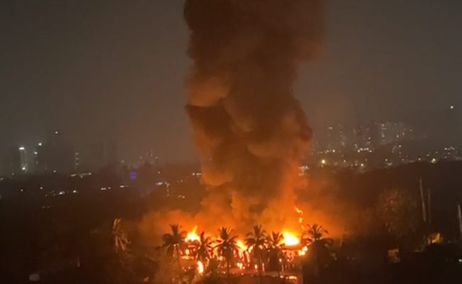 मुंबई के सैमसंग सर्विस सेंटर में लगी भीषण आग, दमकल कर्मी मौके पर पहुंचे