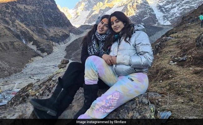 सारा अली खान और जाह्नवी कपूर साथ पहुंची केदारनाथ, वायरल हुई Photos