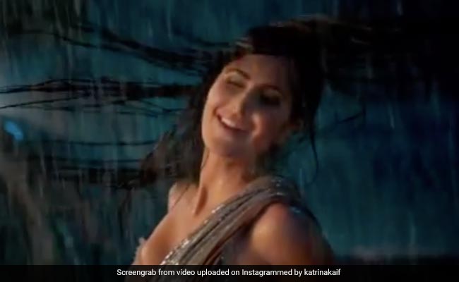 ‘टिप टिप बरसा पानी’ में रवीना से भारी पड़ीं कैटरीना कैफ की अदाएं, फैन्स बोले- पहली बार ओरिजिनल से भी बेस्ट...