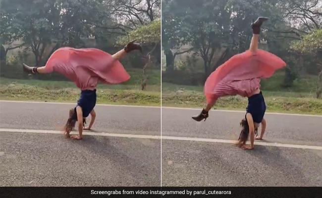 High Heels और स्कर्ट पहनकर लड़की ने किया गजब स्टंट, मारे जबरदस्त Flips, लोग बोले- ये तो Super Woman है - देखें Video