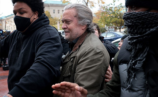 अमेरिकी संसद की अवमानना ​​के आरोप में डोनाल्ड ट्रंप के सहयोगी स्टीव बैनन को जेल