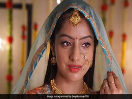 दीपिका सिंह ने सिर पर पल्लू रख देसी अंदाज में मनाई दिवाली, फैंस बोले- ओहो बींदणी नजर ना लग जाए दीपिका सिंह ने सिर पर पल्लू रख देसी अंदाज में मनाई दिवाली, फैंस बोले- ओहो बींदणी नजर ना लग जाए