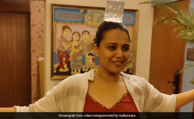 स्वरा भास्कर ने कृषि कानून वापस लेने पर सिर पर गिलास रखकर किया डांस, फैन ने कहा- गिरा तो फिल्म नहीं देखूंगा