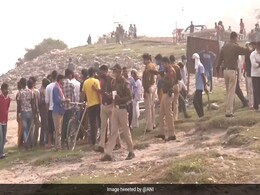 Police Disperse, Re-Direct Devotees Thronging Yamuna Bank For Chhath Puja Police Disperse, Re-Direct Devotees Thronging Yamuna Bank For Chhath Puja