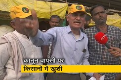 कृषि कानूनों की वापसी से गाजीपुर बॉर्डर के किसान खुश, इस मौके पर कविता पढ़ी कृषि कानूनों की वापसी से गाजीपुर बॉर्डर के किसान खुश, इस मौके पर कविता पढ़ी