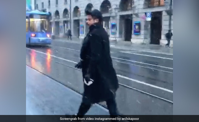 जर्मनी में इलाज के लिए गए अनिल कपूर ने शेयर किया खूबसूरत वीडियो, बोले- गिरती हुई बर्फ में परफेक्ट वॉक