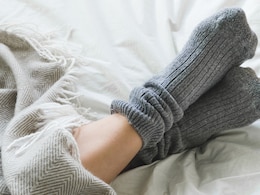 Winter care tips: सर्दियों में रात में मोजा पहनकर सोने के हैं कितने फायदे जानिए यहां