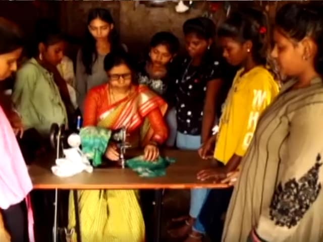 Video: COVID-19 कोविड-19 महामारी के दौरान योगदान दे रहे सिलाई स्कूल के टीचर्स