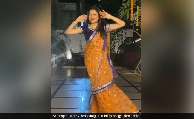Viral: Bhagyashree Dancing To Song <i>Tittar Bittar</i> From Son Abhimanyu Dassani's <i>Meenakshi Sundareshwar</i>