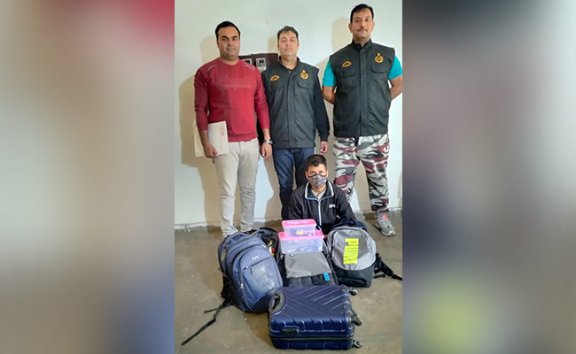 गाड़ी का शीशा तोड़ सामान चुराने वाला शातिर चोर गिरफ्तार, पिस्टल, देशी कट्टा और 4 लाख नकद बरामद