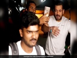 सेल्फी लेने अपने करीब आए फैन को देखकर सलमान खान का चढ़ा पारा, गुस्से में यूं झटका...देखें Video सेल्फी लेने अपने करीब आए फैन को देखकर सलमान खान का चढ़ा पारा, गुस्से में यूं झटका...देखें Video