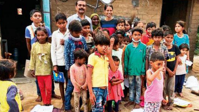 गर्व है! रोड पर रह रहे 50 बच्चों को गोद लेकर उनकी ज़िंदगी संवार रहे हैं ये शिक्षक