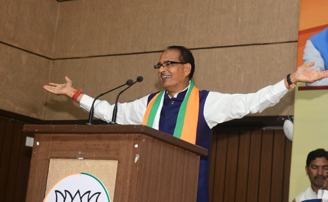 मध्&zwj;य प्रदेश के मुख्&zwj;यमंत्री शिवराज सिंह चौहान बलिया पहुंचे, कहा- 'कांग्रेस ने आजादी का गलत इतिहास पढ़ाया'