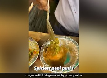 This Street Vendor Is Selling Super Spicy Gol Gappas Filled With Green Chilli Paani