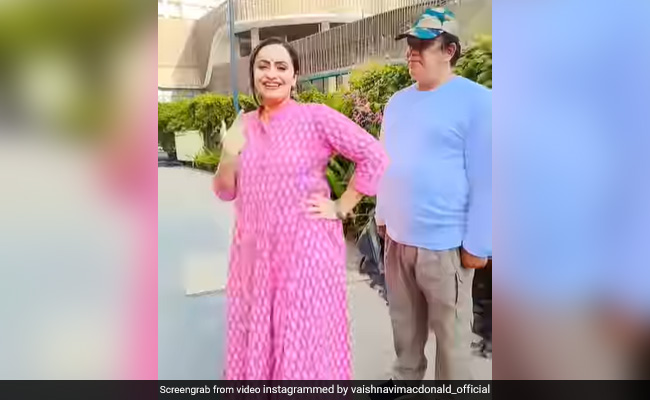 शक्तिमान की ‘गीता विश्वास’ ने पति के साथ किया रोमांटिक डांस, फैन्स बोले- थका हुआ सुपर हीरो...देखें Video