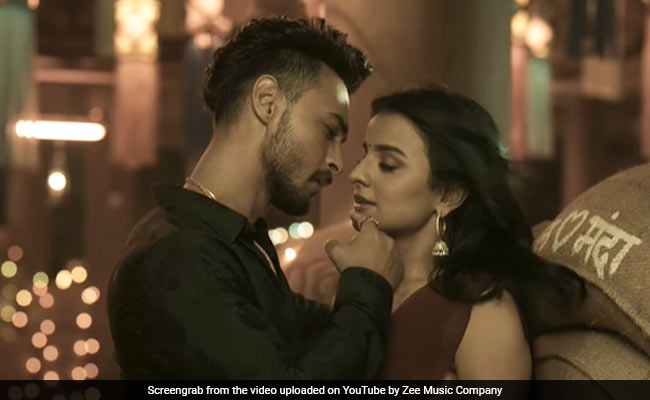 <I>Antim</i> Song <I>Hone Laga</i>: Mahima Makwana And Aayush Sharma Are Madly In Love