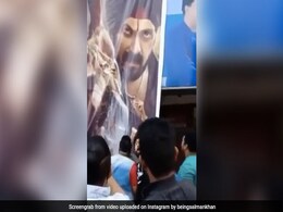 सलमान खान के पोस्टर को फैन्स ने दूध से नहलाया, भाईजान बोले- 'कई लोगों को पानी नसीब नहीं होता और...' Video सलमान खान के पोस्टर को फैन्स ने दूध से नहलाया, भाईजान बोले- 'कई लोगों को पानी नसीब नहीं होता और...' Video