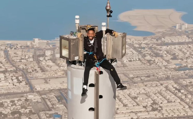 हॉलीवुड एक्टर ने दिखाई गजब की हिम्मत, बुर्ज खलीफा के टॉप पर पहुंचकर क्लिक कराई तस्वीर