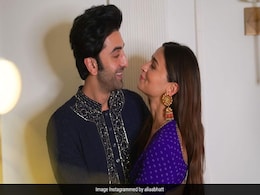 आलिया भट्ट ने पहली बार शेयर की रणबीर कपूर के साथ रोमांटिक फोटो, फैंस बोले- ये रहा दिवाली का शानदार तोहफा आलिया भट्ट ने पहली बार शेयर की रणबीर कपूर के साथ रोमांटिक फोटो, फैंस बोले- ये रहा दिवाली का शानदार तोहफा