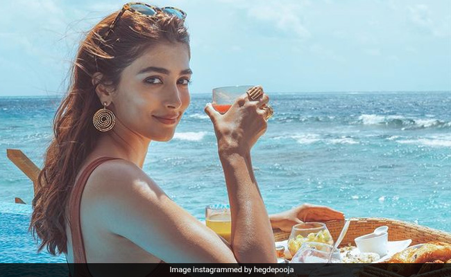 मालदीव में पूजा हेगड़े पूल में ब्रेकफास्ट करती आईं नजर, बोलीं- एक सामान्य लड़की