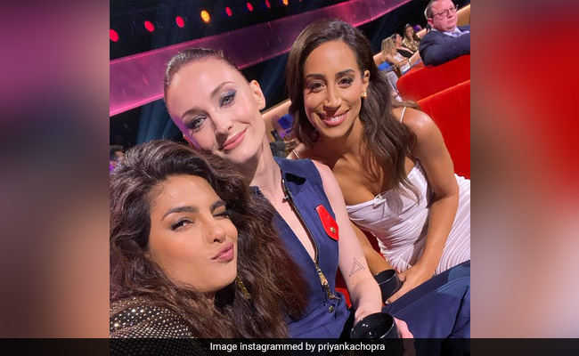 Priyanka Chopra's Father-In-Law Accidentally Photobombed Pic With Sophie Turner And Danielle Jonas