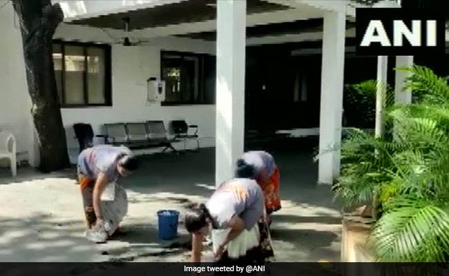 VIDEO :  महाराष्ट्र में ट्रांसपोर्ट कर्मियों की हड़ताल के बीच परिवहन मंत्री के घर पर फेंका गया काला पेंट