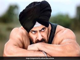 सलमान खान ने अपनी फैन को देखते ही छू लिए पैर, भरी भीड़ में लिया आशीर्वाद, देखें Video सलमान खान ने अपनी फैन को देखते ही छू लिए पैर, भरी भीड़ में लिया आशीर्वाद, देखें Video