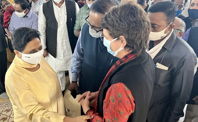 Priyanka Gandhi Meets Mayawati, Offers Condolences For Her Mother's Death