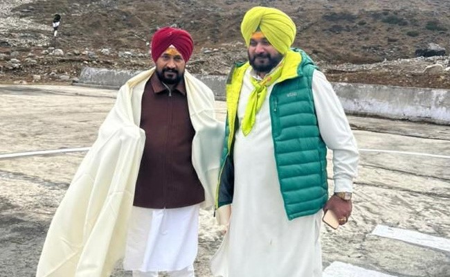Charanjit Channi, Navjot Sidhu Discuss Punjab Polls With Party Leaders