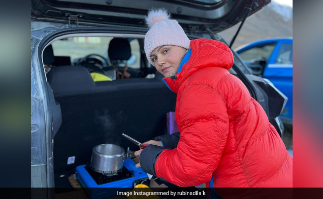पहाड़ियों में कार के अंदर मैगी बनाती दिखीं रुबीना दिलैक, फैंस ने कमेंट कर बोला- हम भी हैं लाइन में