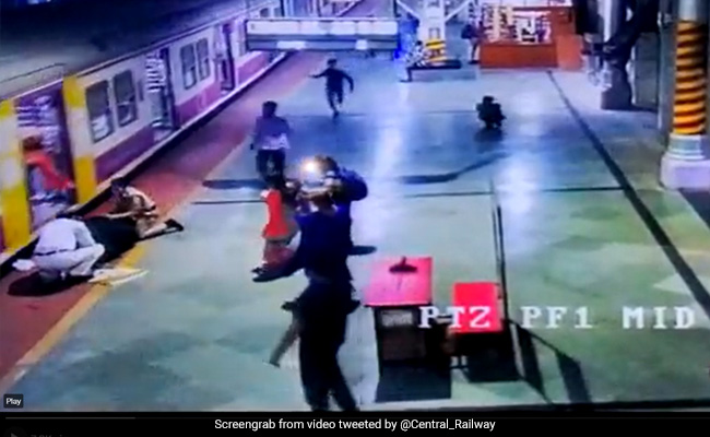 ट्रेन में चढ़ते वक्त अचानक से फिसल गई थी महिला, आरपीएफ कर्मचारी ने हीरो की तरह बचाई जान...देखें वायरल वीडियो