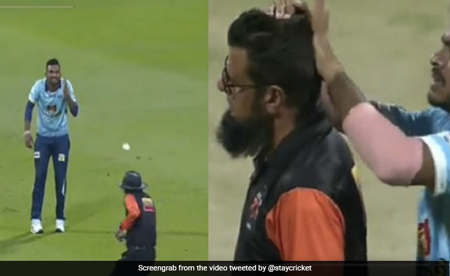 T10 League: फील्‍डर के थ्रो से बच नहीं पाए अंपायर अलीम डार, सिर पर लगी चोट, फिर करवाई मालिश, देखें VIdeo