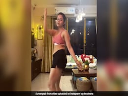 Devoleena Bhattacharjee ने ग्लैमरस लुक में किया बेली डांस, फैन ने कहा- गोपी बहू बिगड़ गई...देखें Video Devoleena Bhattacharjee ने ग्लैमरस लुक में किया बेली डांस, फैन ने कहा- गोपी बहू बिगड़ गई...देखें Video