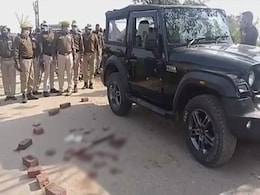 J&K : गैंगवार में दो लोगों को सर्विस गन से मारने के आरोपी दो पुलिसकर्मी फरार, ढूंढ़ रही है पुलिस J&K : गैंगवार में दो लोगों को सर्विस गन से मारने के आरोपी दो पुलिसकर्मी फरार, ढूंढ़ रही है पुलिस