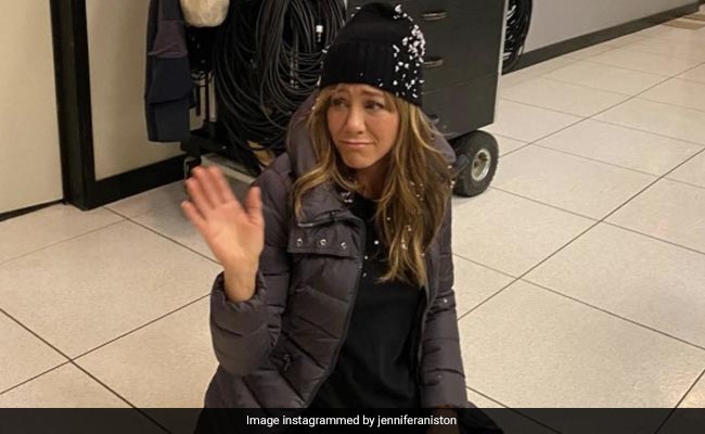 Jennifer Aniston Says Goodbye To Her "Morning Show Family" - See Pics