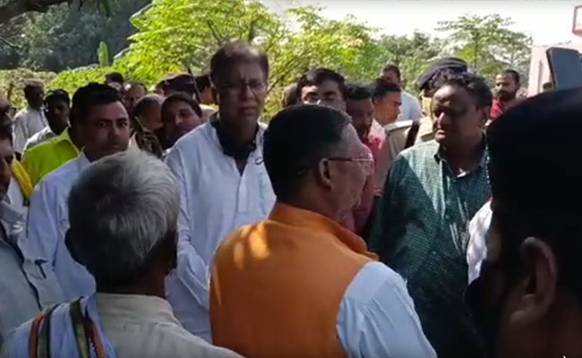 बिहार: जहरीली शराब से मरने वालों के परिजनों से मिलने पहुंचे सांसद संजय जायसवाल की फजीहत, ग्रामीणों ने किया घेराव