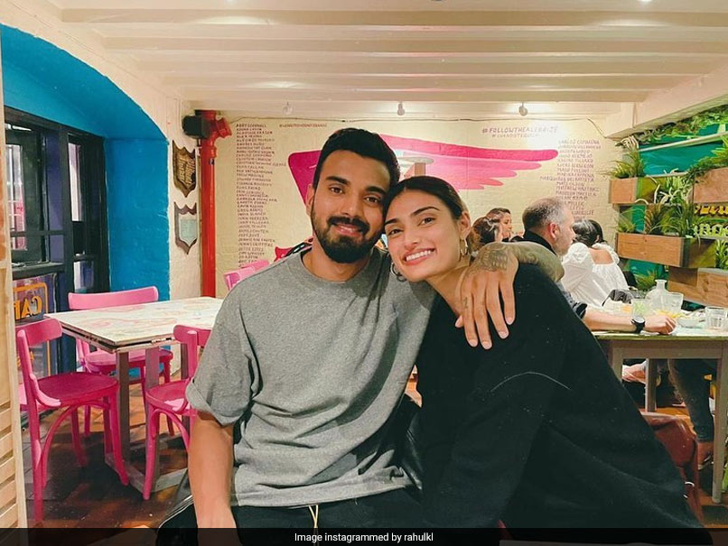 लुंगी पहने और गले में माला डाले नजर आए सुनील शेट्टी, अथिया-राहुल की शादी पर बोले- मेरा बेटा घर आ गया