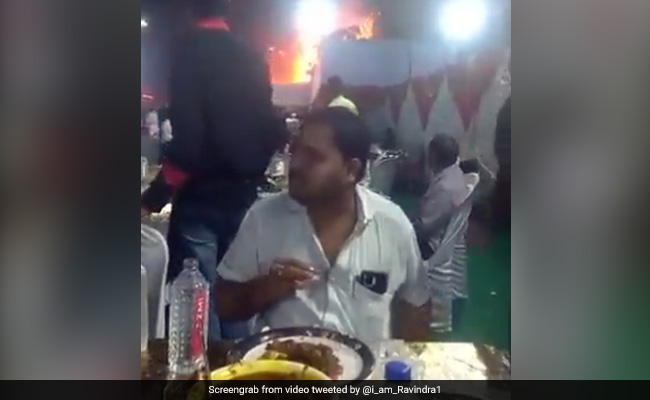 पंडाल में लगी आग मगर फिर भी खाना खाते रहे मेहमान, वायरल वीडियो देख तिलमिलाई पब्लिक