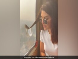 How Jacqueline Fernandez Curls Her Hair "Mid-Air In A Helicopter." See Akshay Kumar's Hilarious Post How Jacqueline Fernandez Curls Her Hair "Mid-Air In A Helicopter." See Akshay Kumar's Hilarious Post