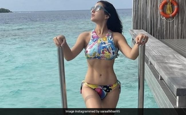 Sara Ali Khan टू-पीस पहन पूल में चील करती आईं नजर, मालदीव वेकेशन से शेयर की अपनी ग्लैमरस फोटो