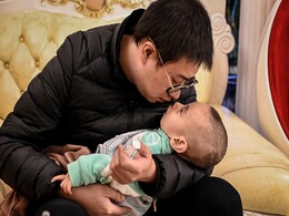 चीन: Covid-19 के चलते नहीं मिली दवा तो दो साल के बेटे की जान बचाने के लिए घर में ही दवा बना रहा है पिता चीन: Covid-19 के चलते नहीं मिली दवा तो दो साल के बेटे की जान बचाने के लिए घर में ही दवा बना रहा है पिता