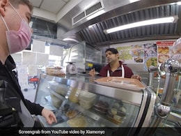 American Blogger Tries Puchka, Roshagulla And Speaks In Bengali, Desis Amazed